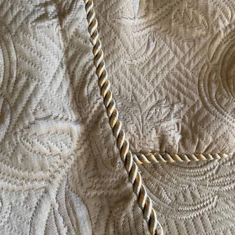 Full/queen coverlette matalasse with 2 shams and throw pillow cover